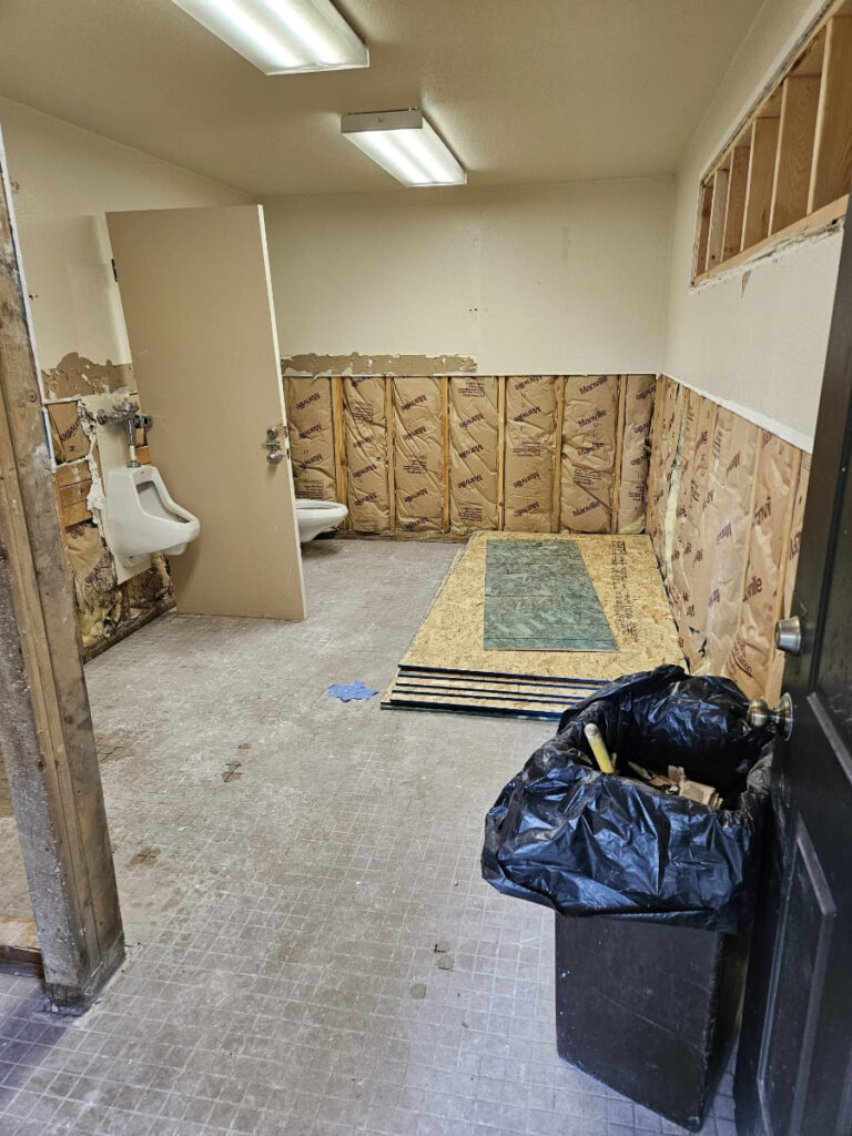 golf-clubhouse-interior-remodeling-bathroom